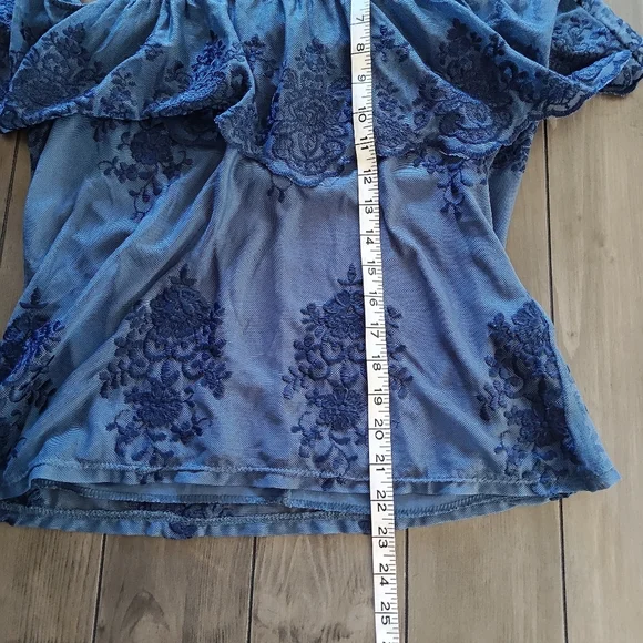 Francesca's Mi ami Sleeveless Cold Shoulder Frilly Lacy Indigo Top Medium - Picture 9 of 11
